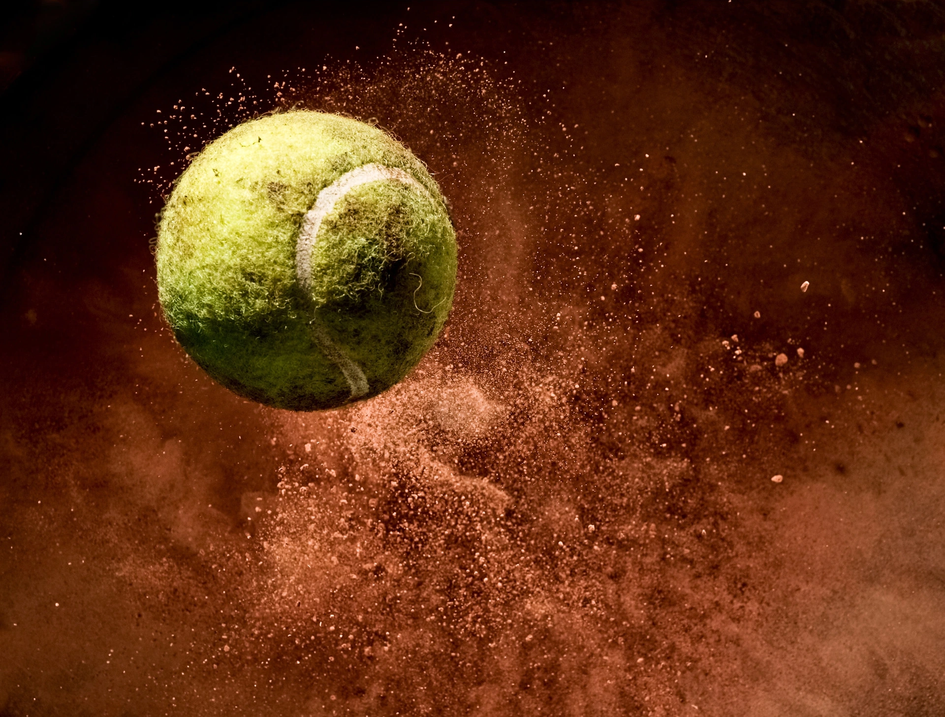 Tennisbal vliegend over een tennisbaan